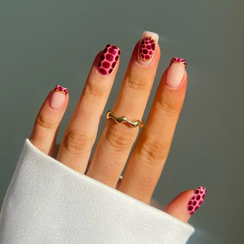 ideas de uñas nude con decoraciones burdeos perfectas para invierno