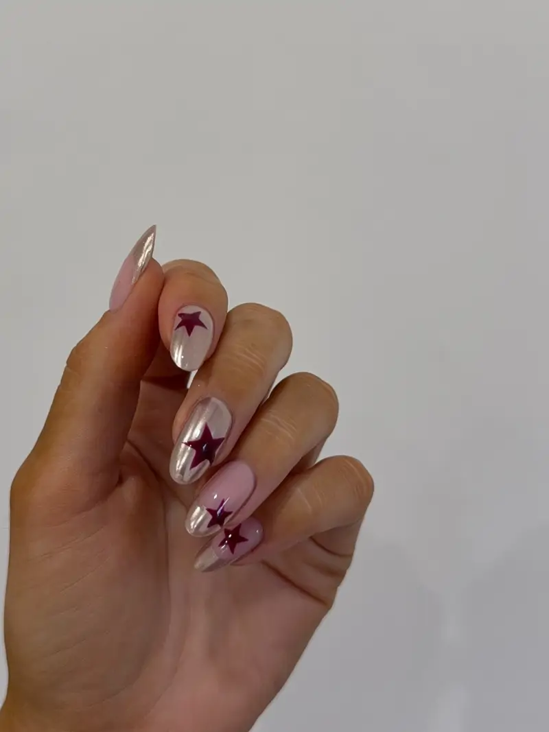 ideas de uñas nude con decoraciones burdeos perfectas para invierno