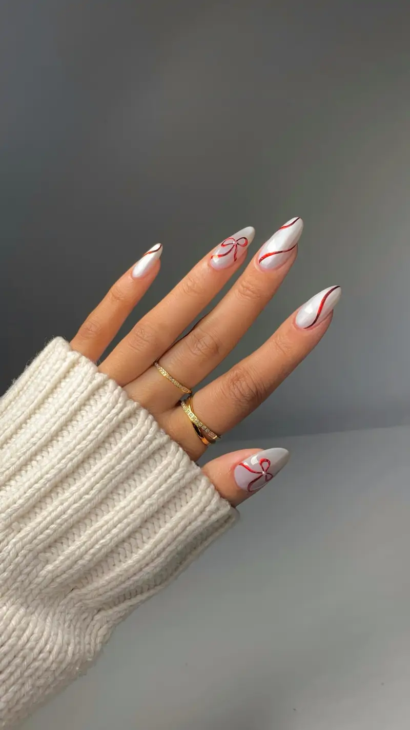 ideas de uñas nude con decoraciones burdeos perfectas para invierno