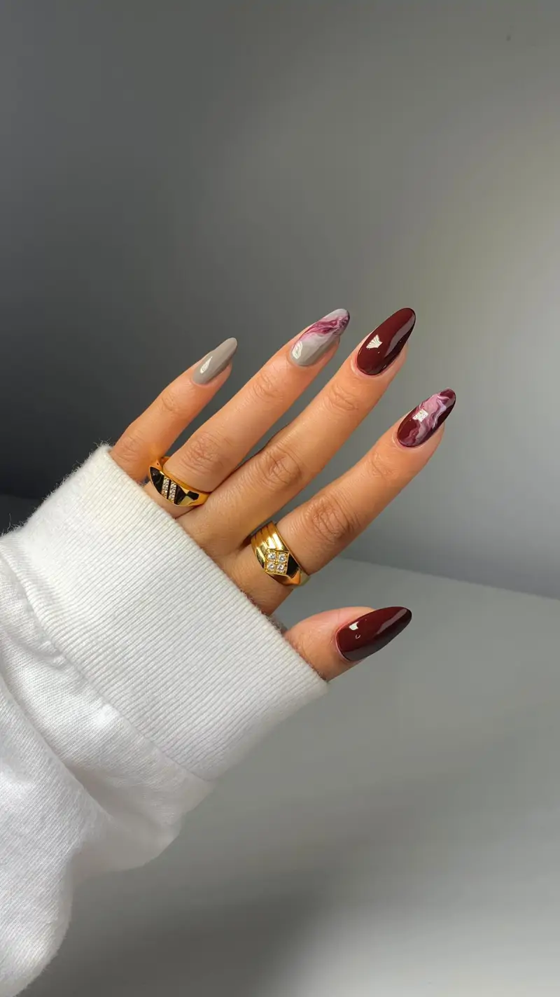 ideas de uñas nude con decoraciones burdeos perfectas para invierno