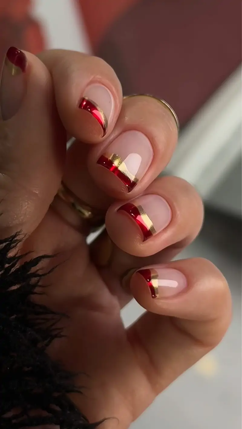 ideas de uñas nude con decoraciones burdeos perfectas para invierno