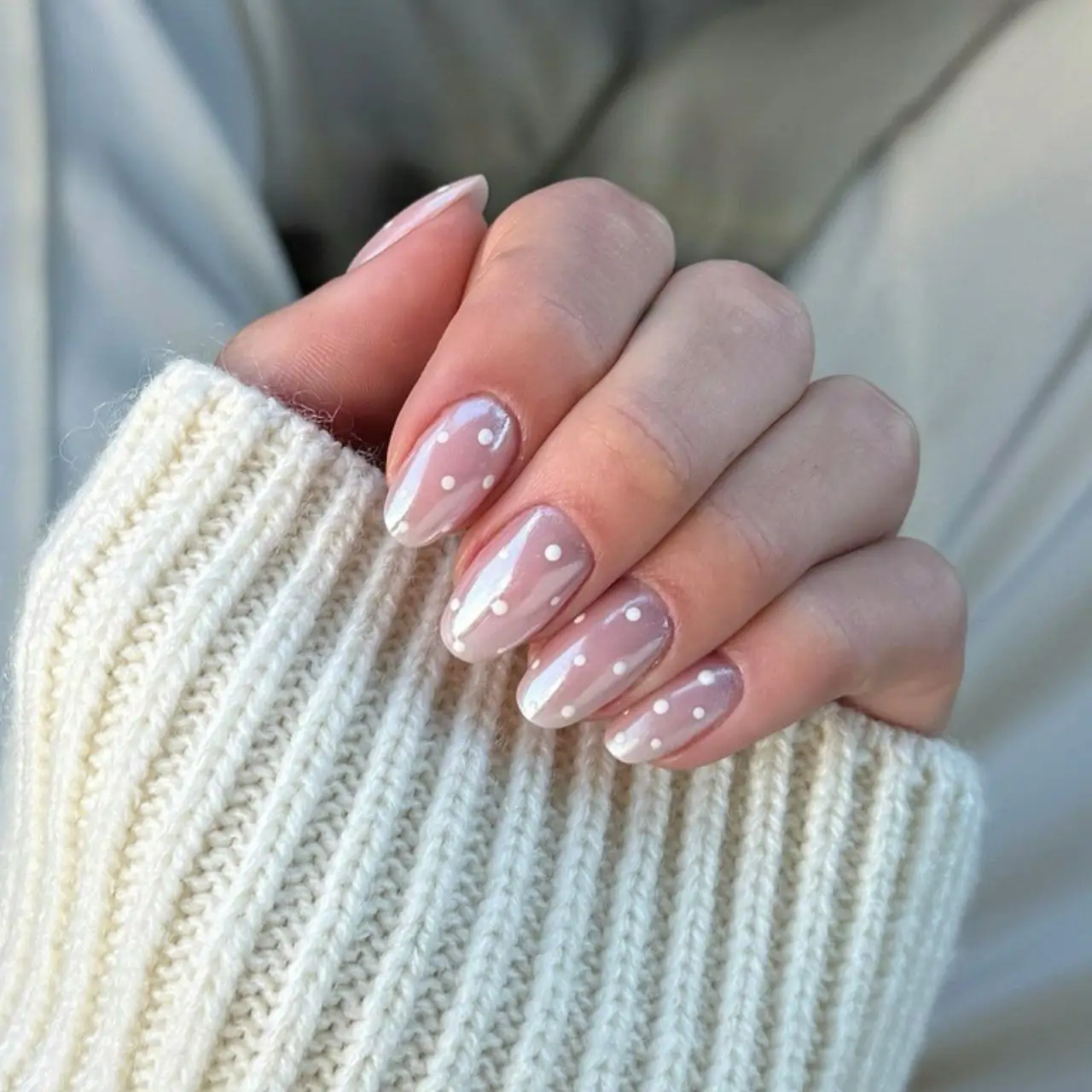 10 ideas de uñas discretas para 2026 de los tonos nude minimalistas al