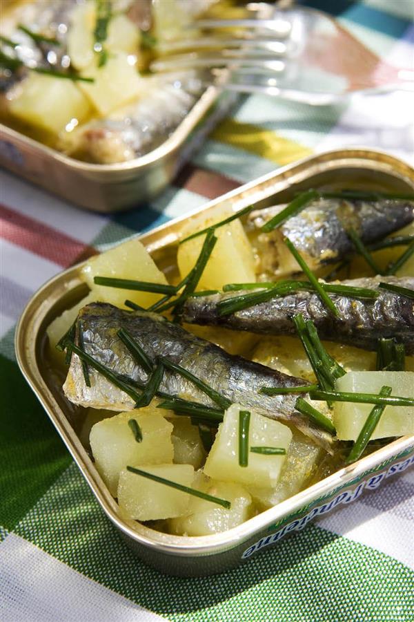 Cenas ligeras: ensalada de patatas, sardinas y curry