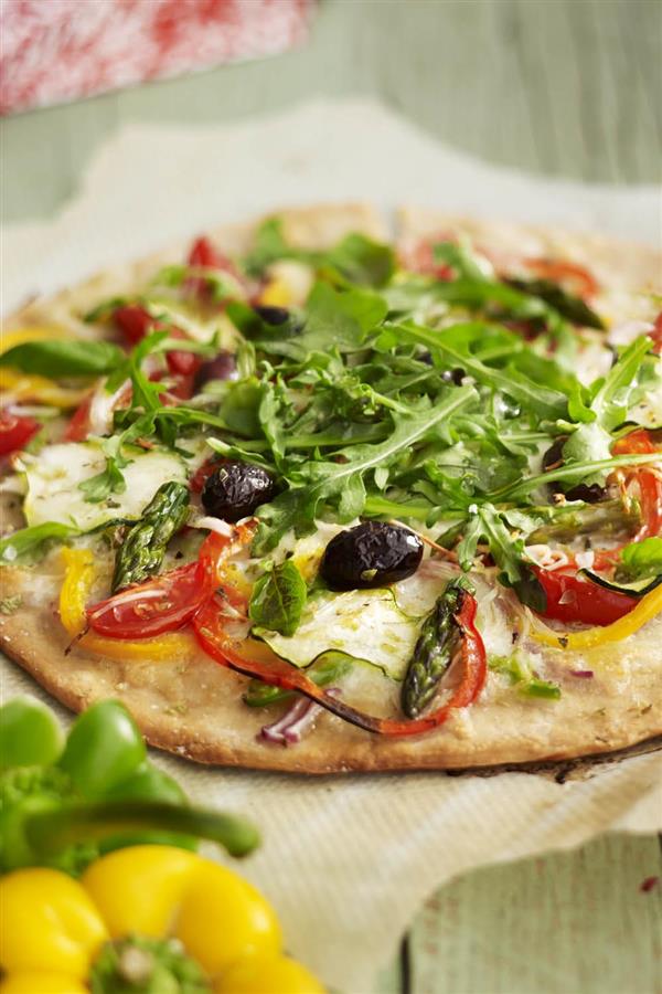 Cenas ligeras: pizza de hortalizas y mozzarella