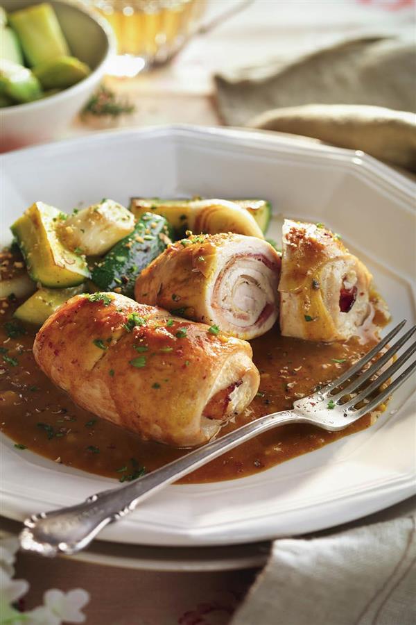 Cenas ligeras: rollitos de pollo rellenos de jamón con salsa de verduras