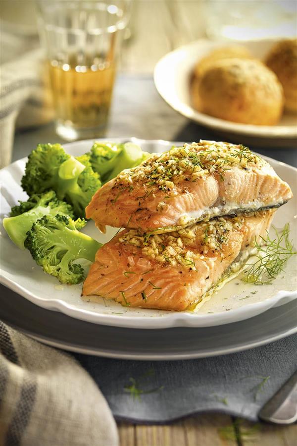Cenas ligeras: salmón al horno con brócoli