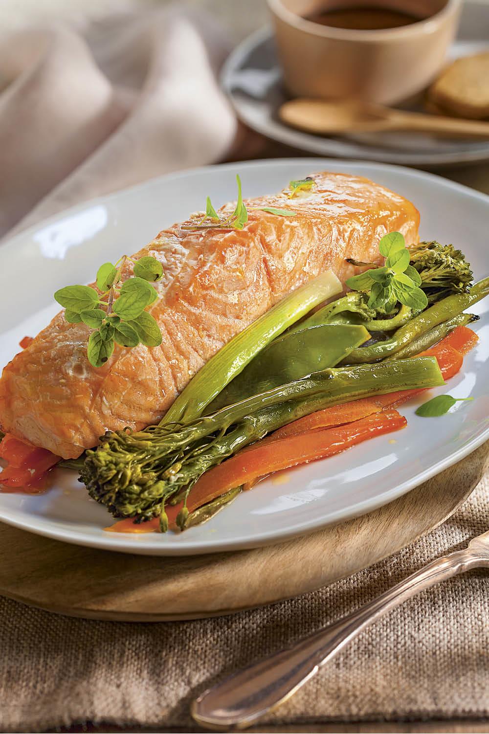 Cenas ligeras: salmón al horno con verduras