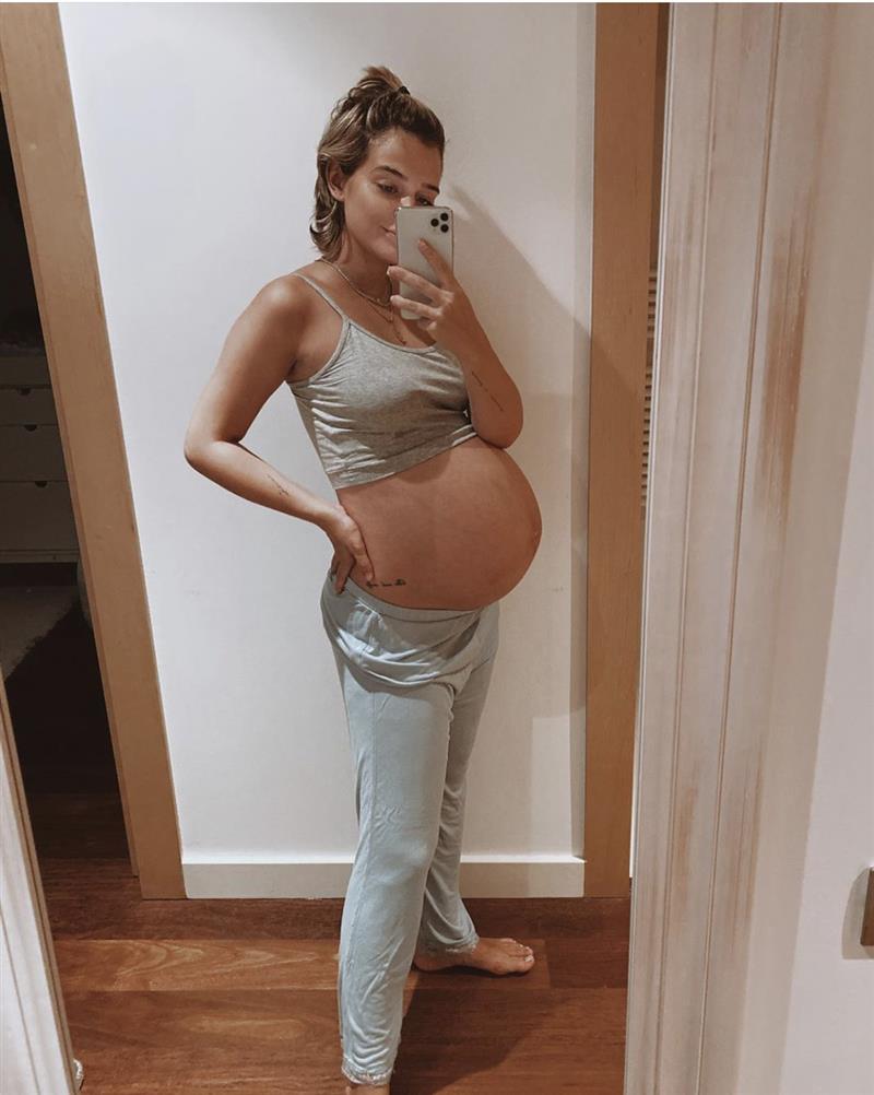 Laura Escanes embarazada de 9 meses