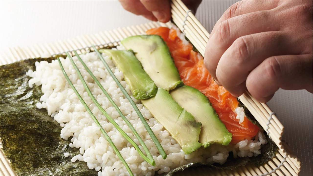 Descubre cómo hacer sushi paso a paso: ¡Tú puedes!