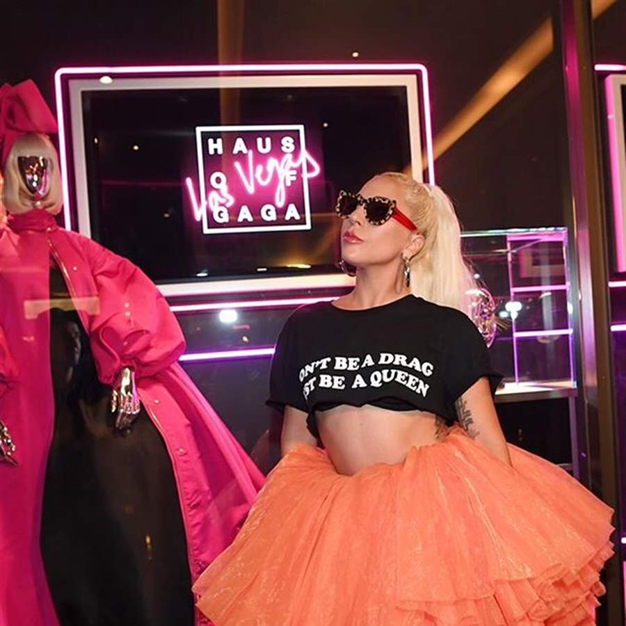 Lady Gaga y su vestido de cuero vegano en la fiesta de su marca de belleza