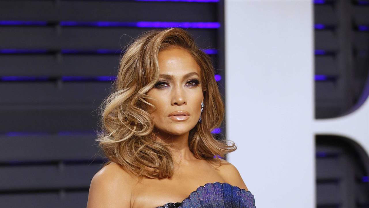 El vestido que Jennifer Lopez ha llevado en su 50 cumpleaños es muy FUERTE