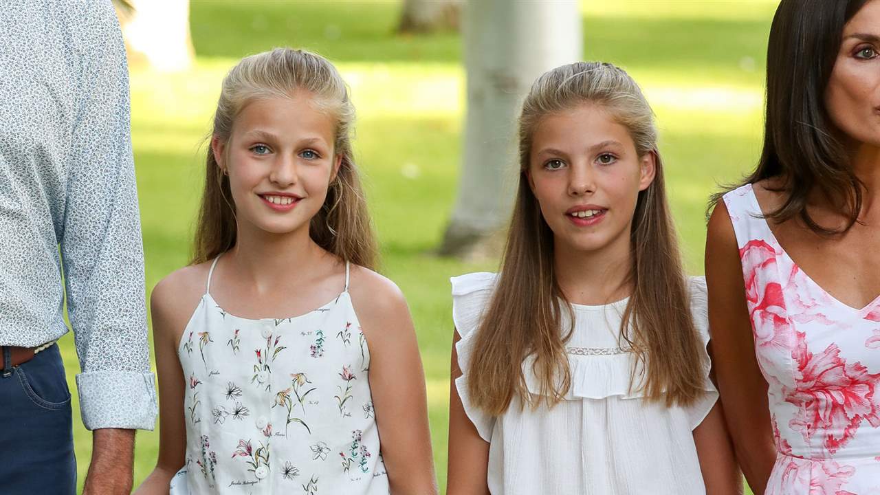 Leonor y Sofía emulan a la reina Letizia con dos looks low cost muy copiables