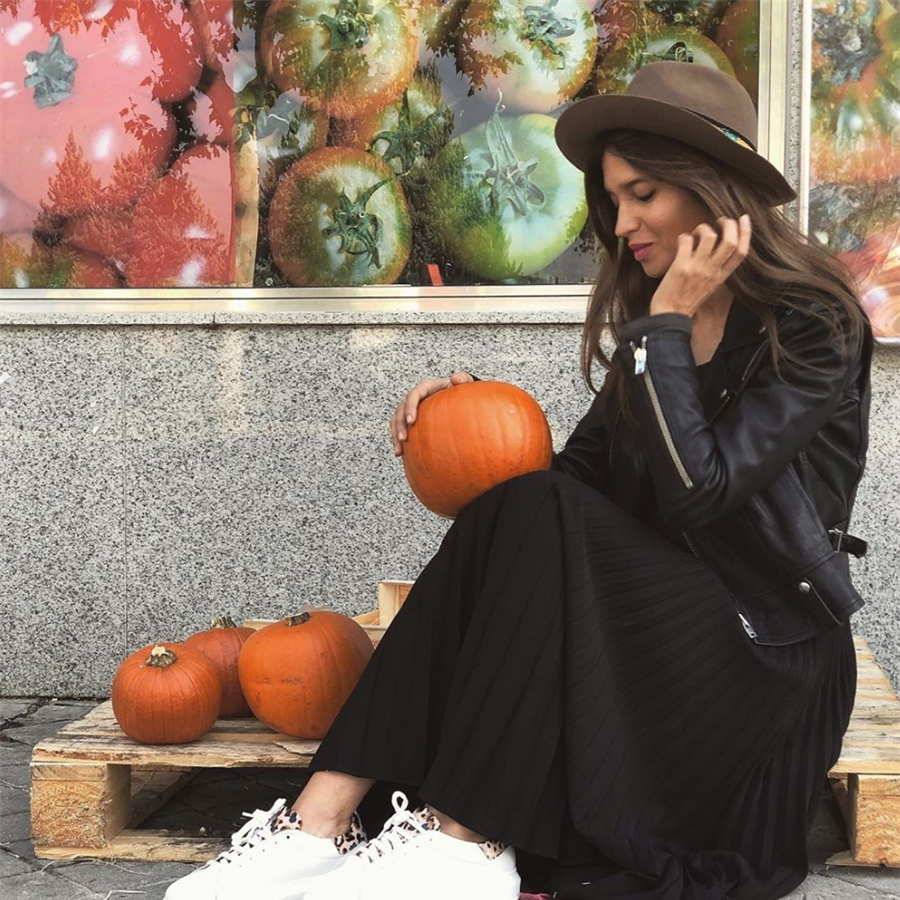 Sara Carbonero celebra Halloween con las zapatillas perfectas para ir cómoda (y súper estilosa) este otoño