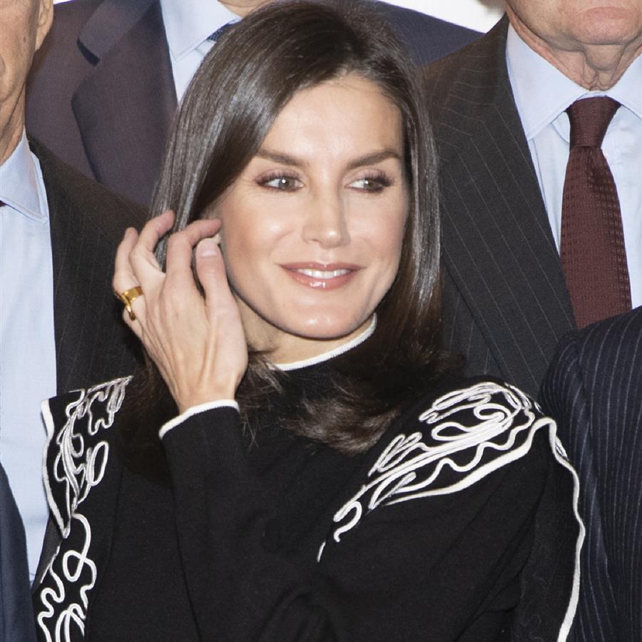 La reina Letizia luce su look más arriesgado del 2019 con la blusa más original de Uterqüe