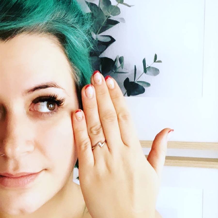 Beta Coqueta arrasa en Instagram con su manicura francesa de guiños navideños
