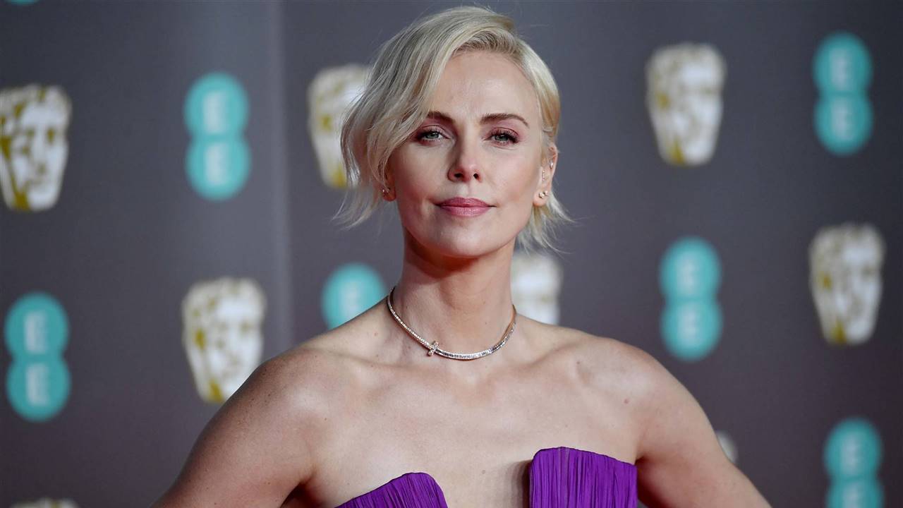Pixie, flequillo largo y raya al lado: el peinado antiedad de Charlize Theron que nos ha enamorado en los BAFTA 2020