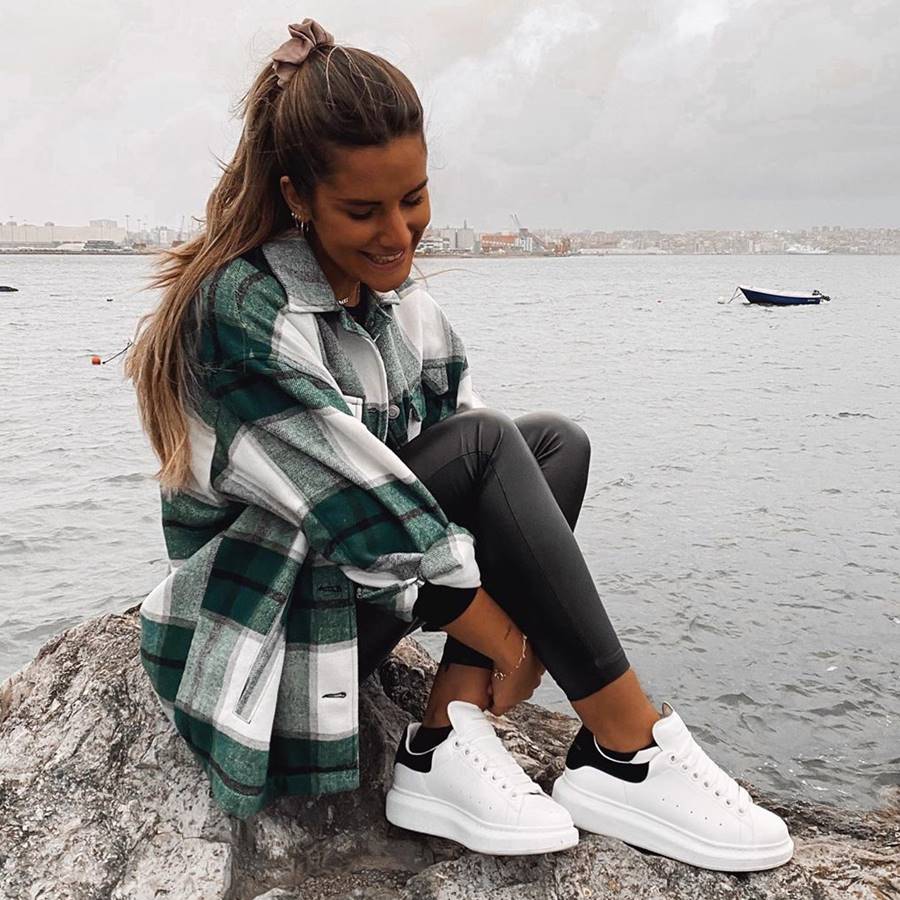 10 looks con zapatillas blancas: ideas de estilo vistas en Instagram