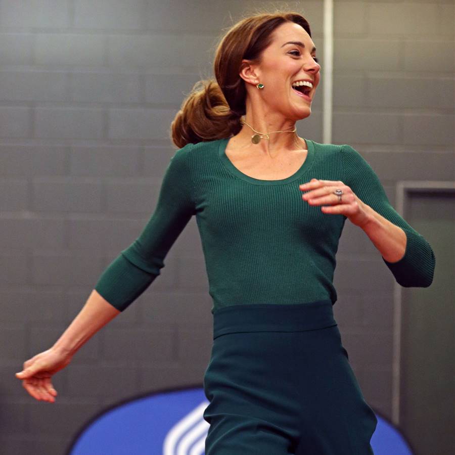 Kate Middleton tiene las zapatillas blancas low cost más bonitas para looks de diario (y las lleva con culotte de Zara)