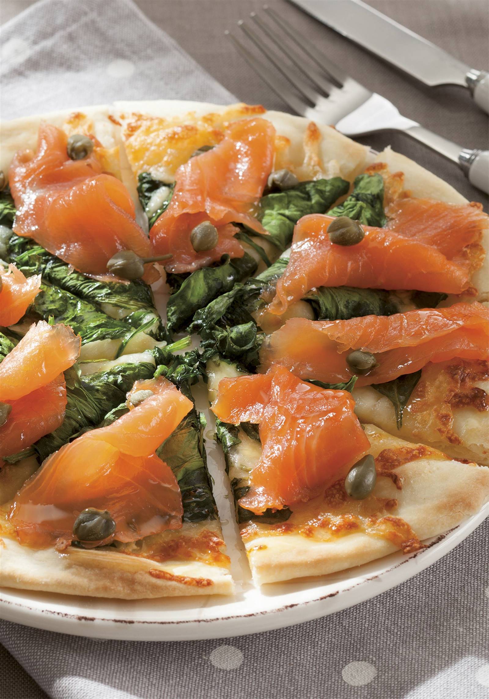 pizza saludable toppings ligeros espinacas y salmón