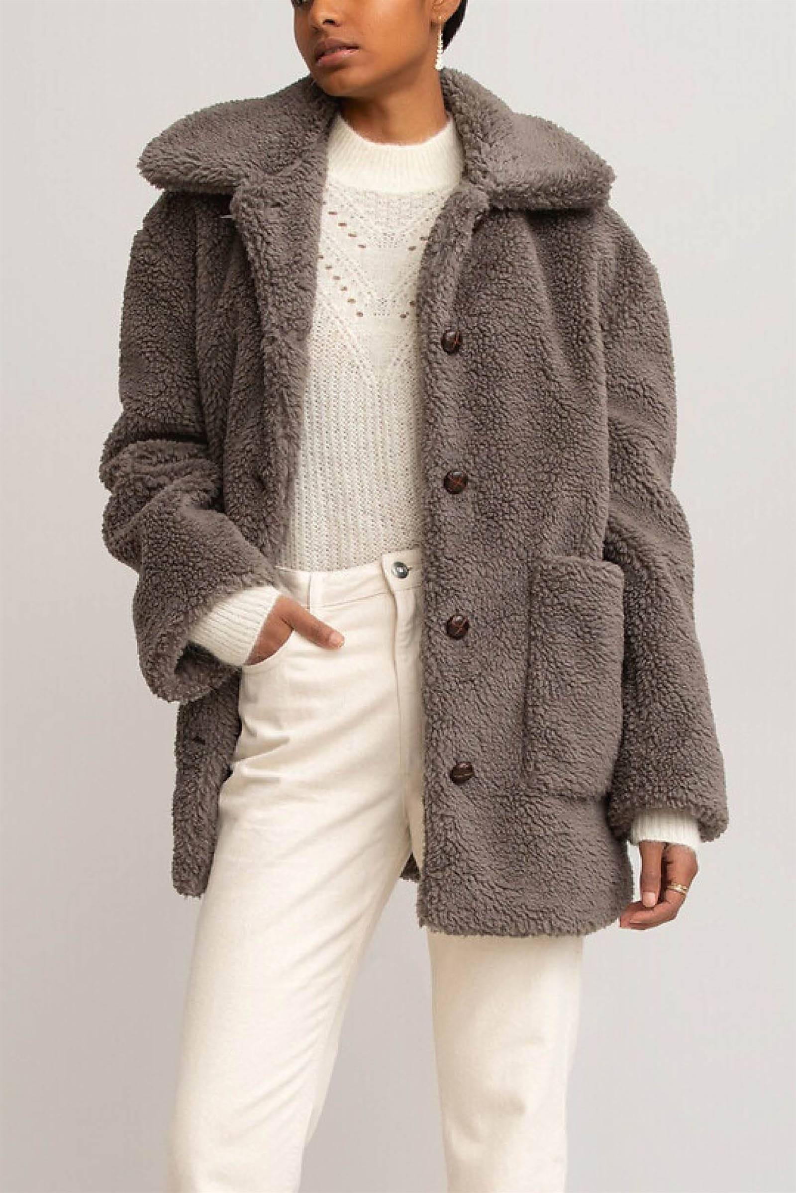abrigos teddy borrego invierno4. Abrigo con botones de color gris