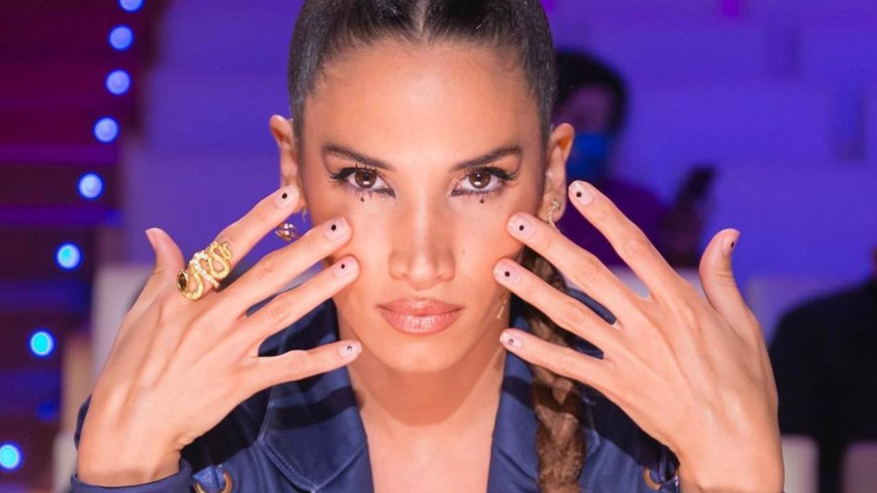 India Martínez enamora con su elegante alternativa a la manicura de color negro para uñas cortas