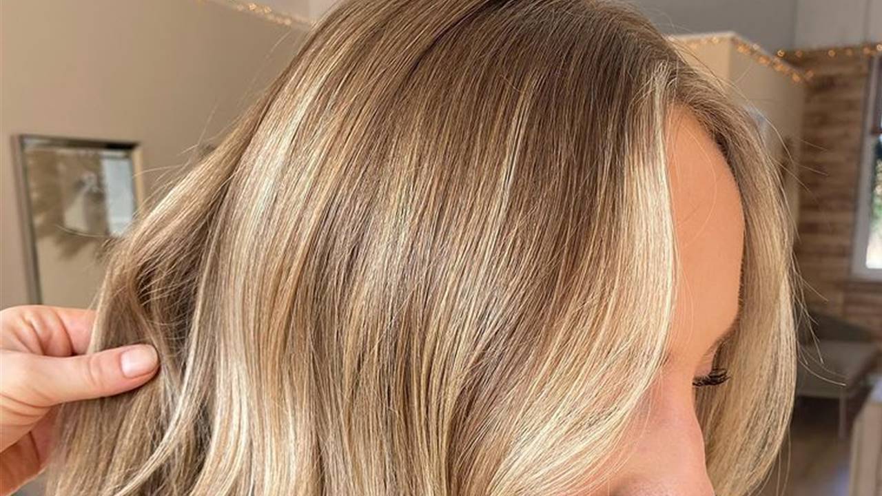 Color de pelo Honey Blonde: el rubio cálido perfecto para el verano