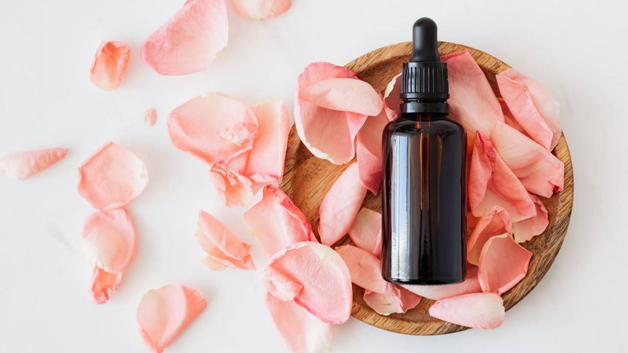 Aceite de rosa mosqueta: cómo usarlo en cara y cuerpo 