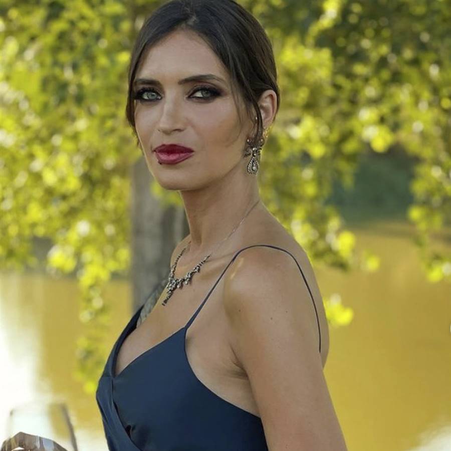 Sara Carbonero confirma que el color azul noche es el más elegante para ir de boda
