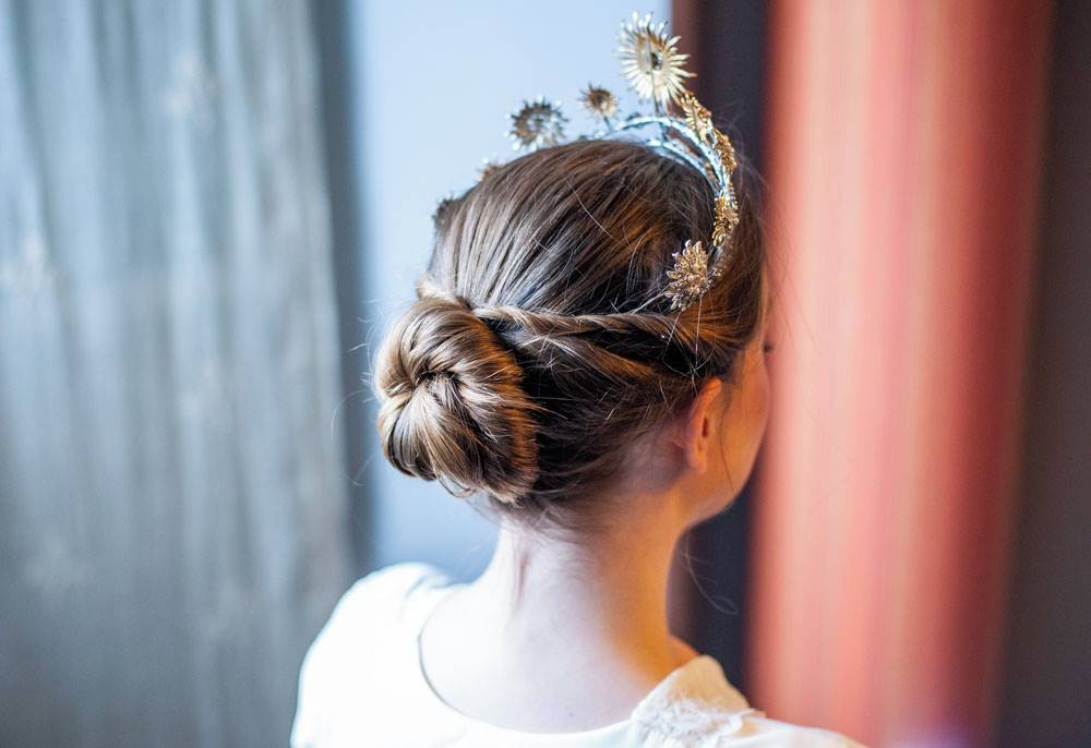 Peinados de novia: moño con corona