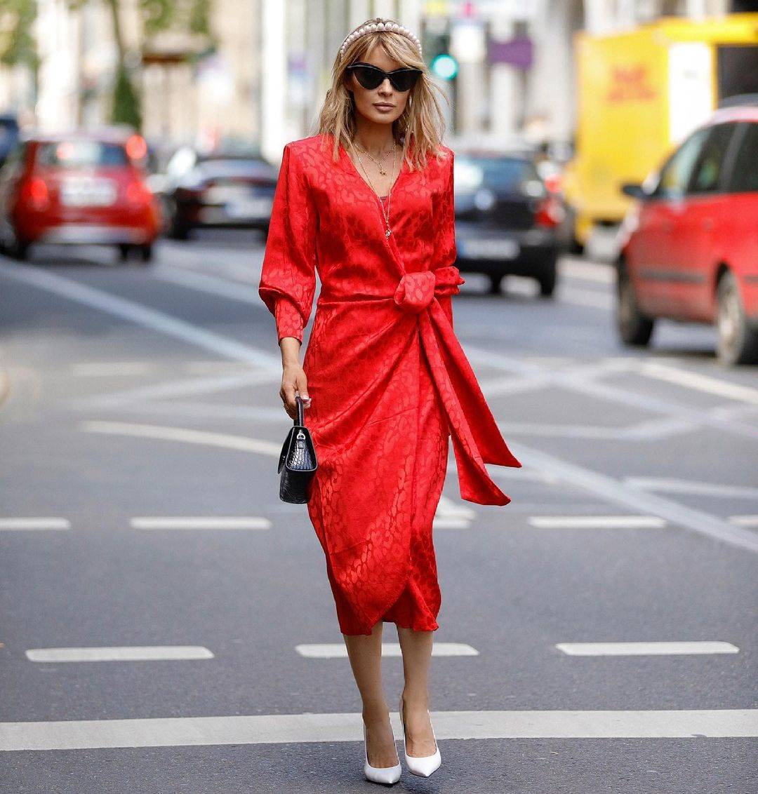 Cómo combinar un vestido rojo: 