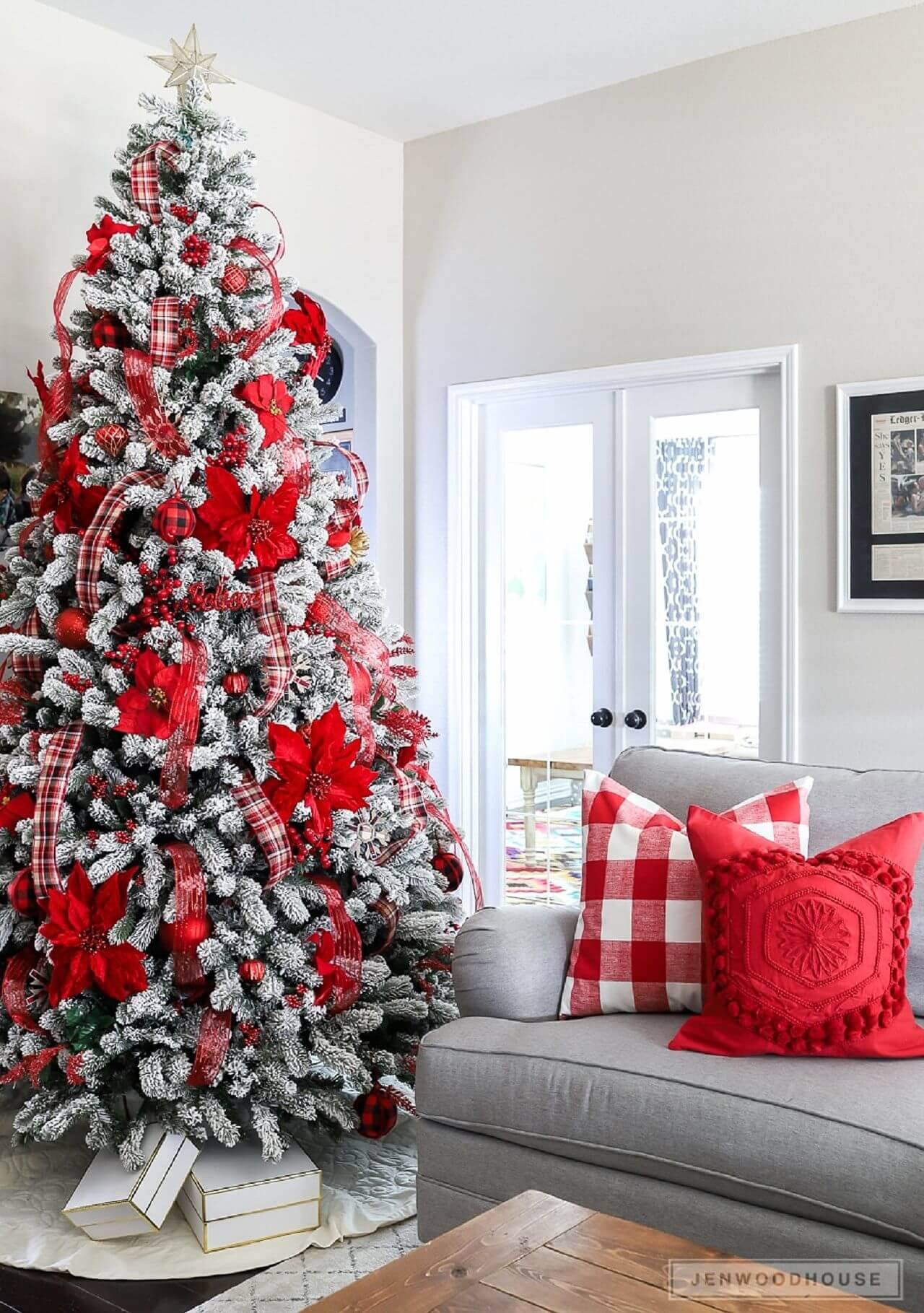 Árbol de Navidad decorado blanco y rojo