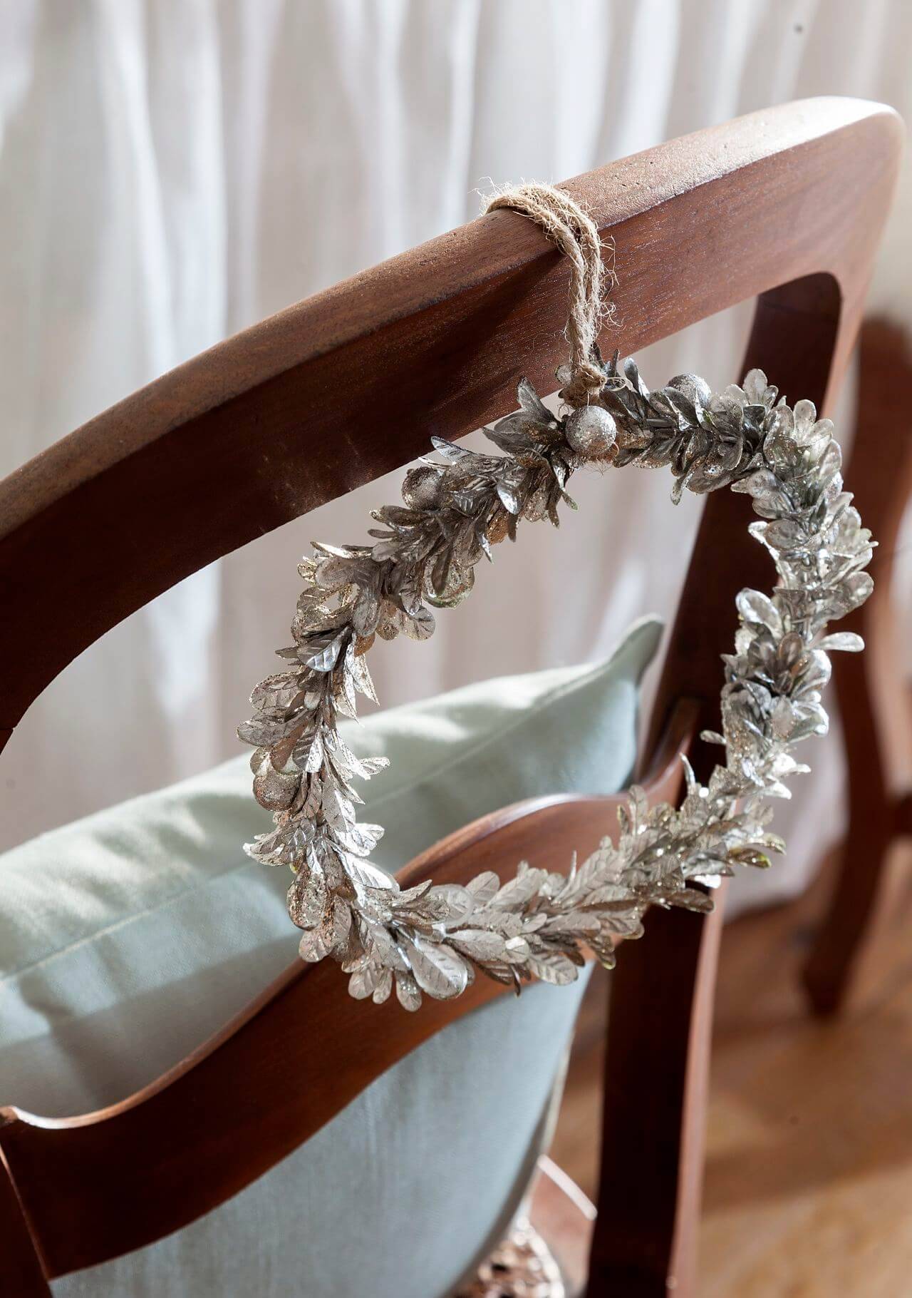 Cómo decorar la mesa de Navidad adornar las sillas