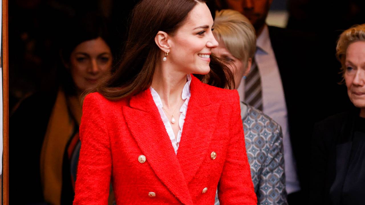 Locura por la chaqueta roja de Zara que Kate Middleton ha combinado con pantalones negros (y es perfecta para primavera)