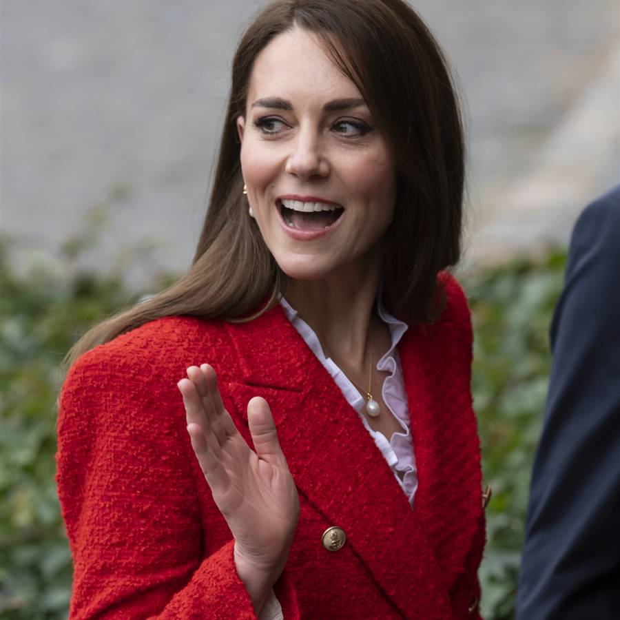 Locura por la chaqueta roja de Zara que Kate Middleton ha combinado con pantalones negros (y es perfecta para primavera)