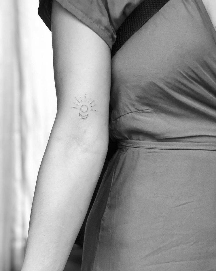 Tatuajes pequeños originales: sol y luna 