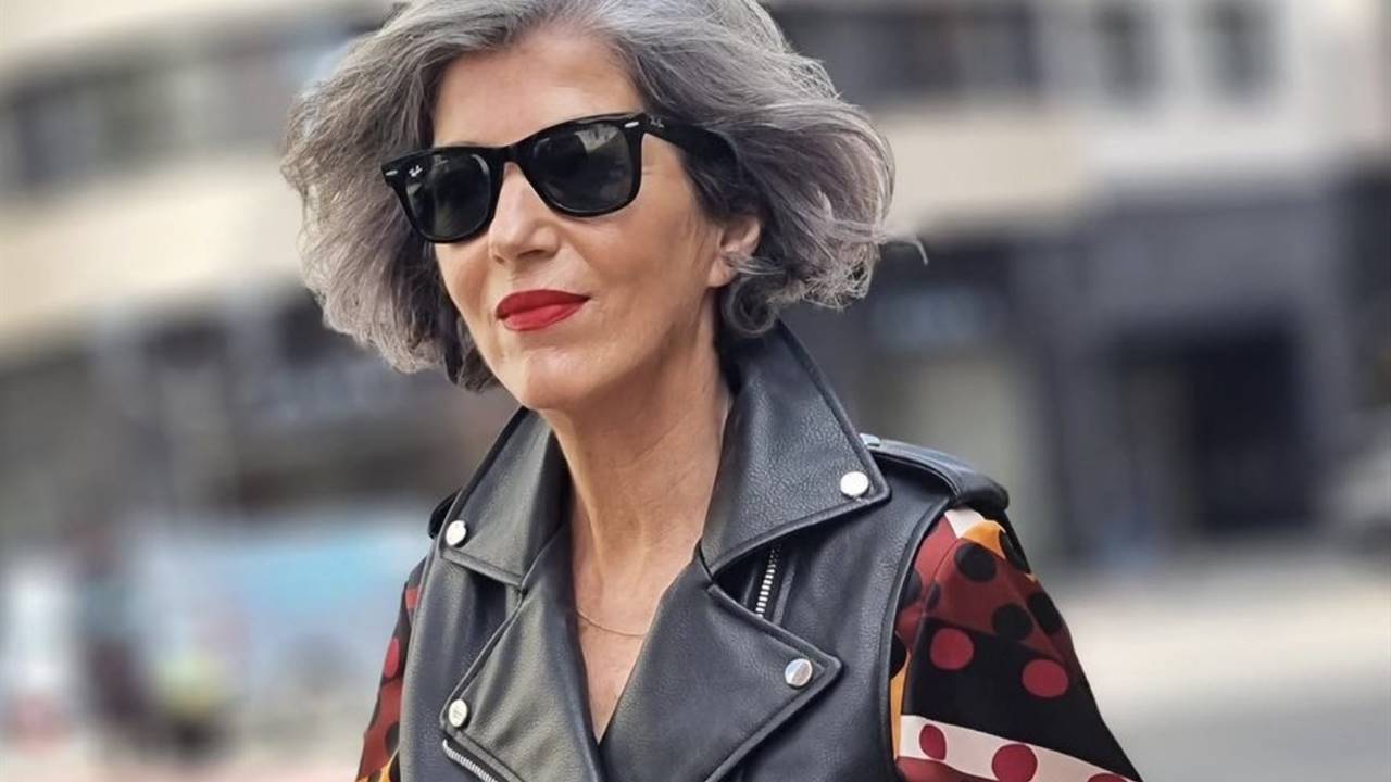 El truco de moda de las influencers de más de 50 para renovar el vestido midi estampado más ideal de Zara