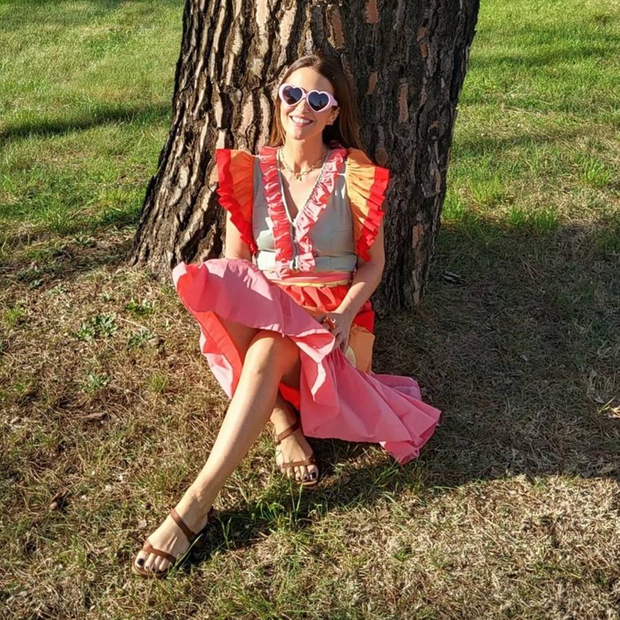 Paula Echevarría se adelanta al verano con el vestido midi que estiliza con sandalias planas
