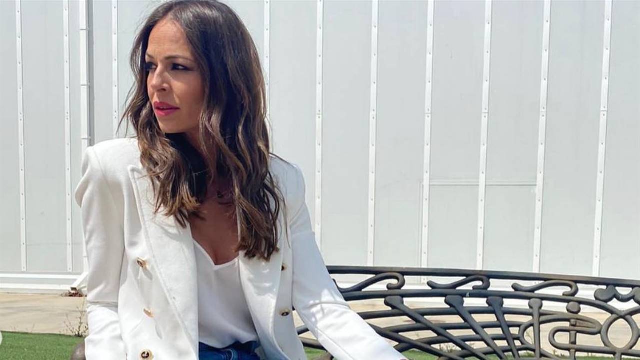 Blazer blanco + jeans rotos, Eva González triunfa con el look moderno (de básicos) para las de más de 40
