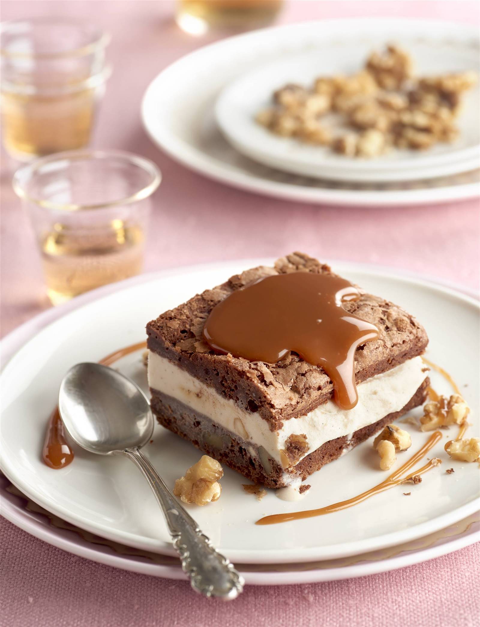 Pastel de brownie con nueces, helado y caramelo