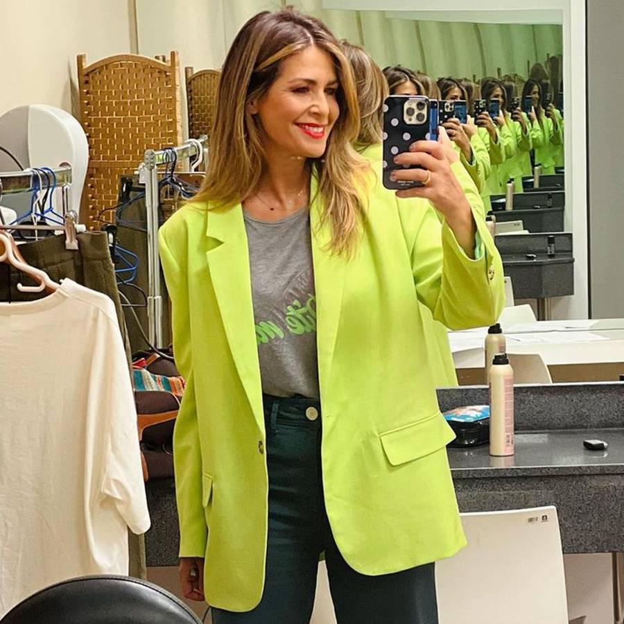 Nuria Roca se marca un lookazo para ir a la oficina en verano con blazer colorida y jeans de Zara efecto WOW