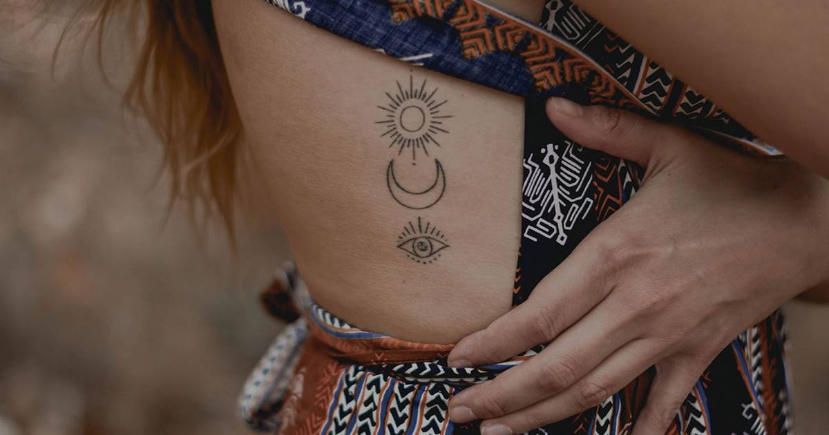 cinturón Locomotora por otra parte, 50 tatuajes pequeños de mujer: ideas de todos los estilos vistas en  Instagram
