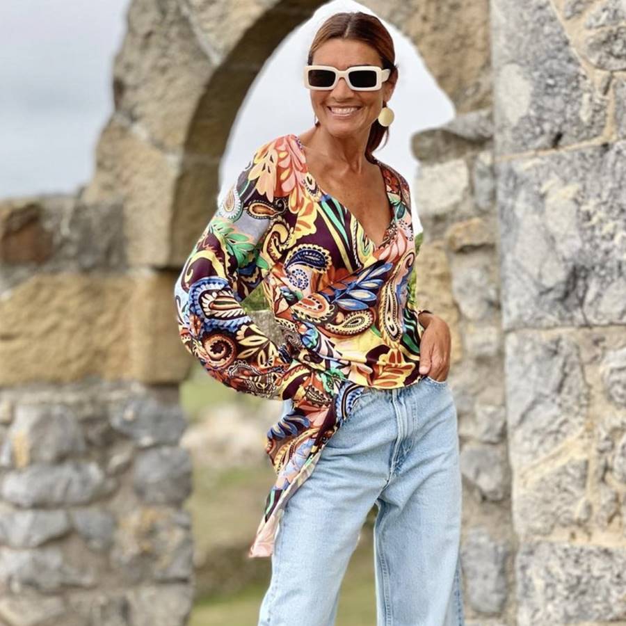 Las influencers +50 adoran la blusa pareo de Zara que parece de Desigual y potencia la figura