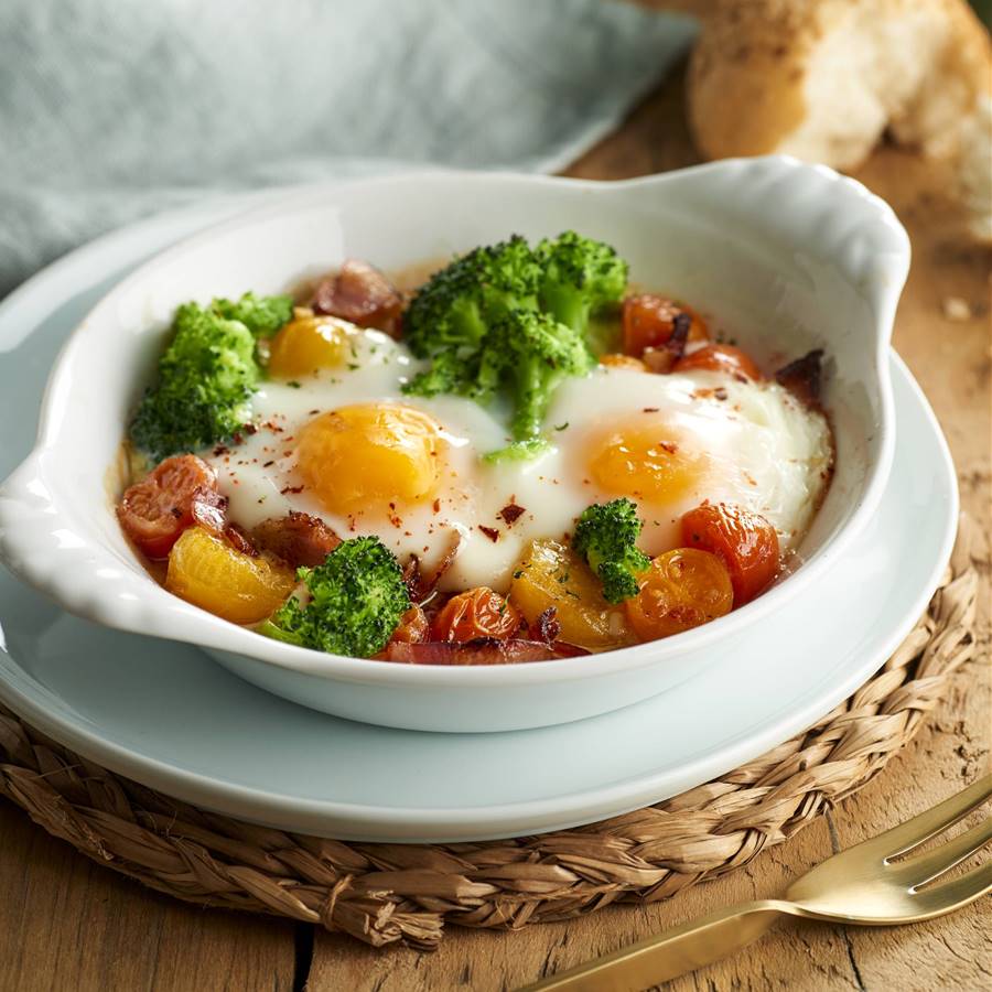 Huevos al plato con brócoli y bacon