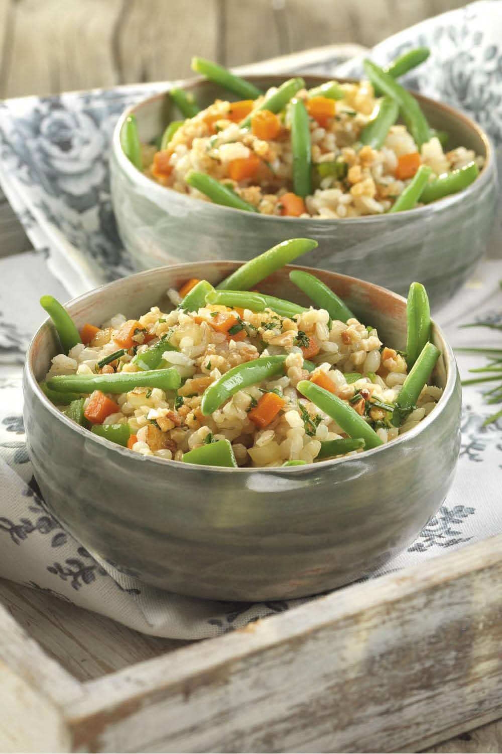 Comidas bajas en calorías: arroz integral con verduras de temporada.