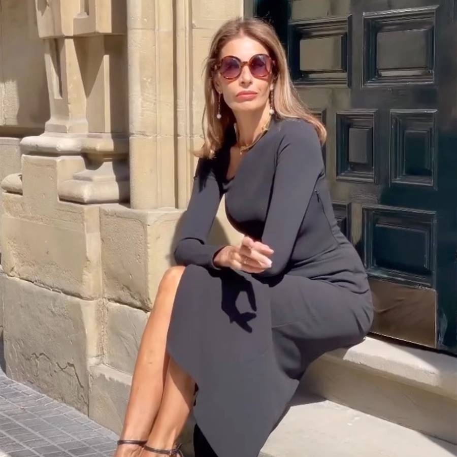 Todo sobre el vestido negro midi de Zara que están agotando las influencers de más de 50