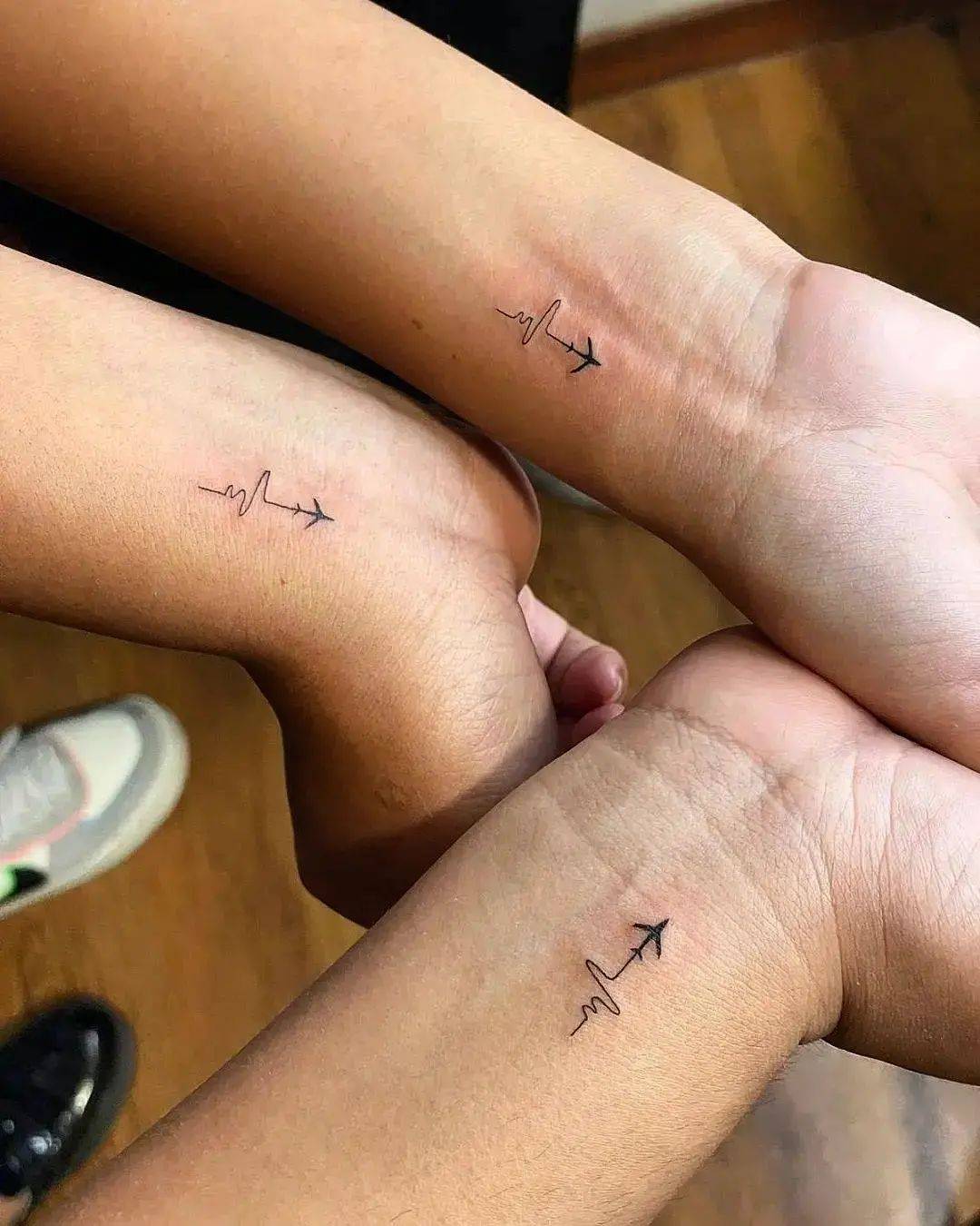 Tatuajes pequeños y bonitos: avión 