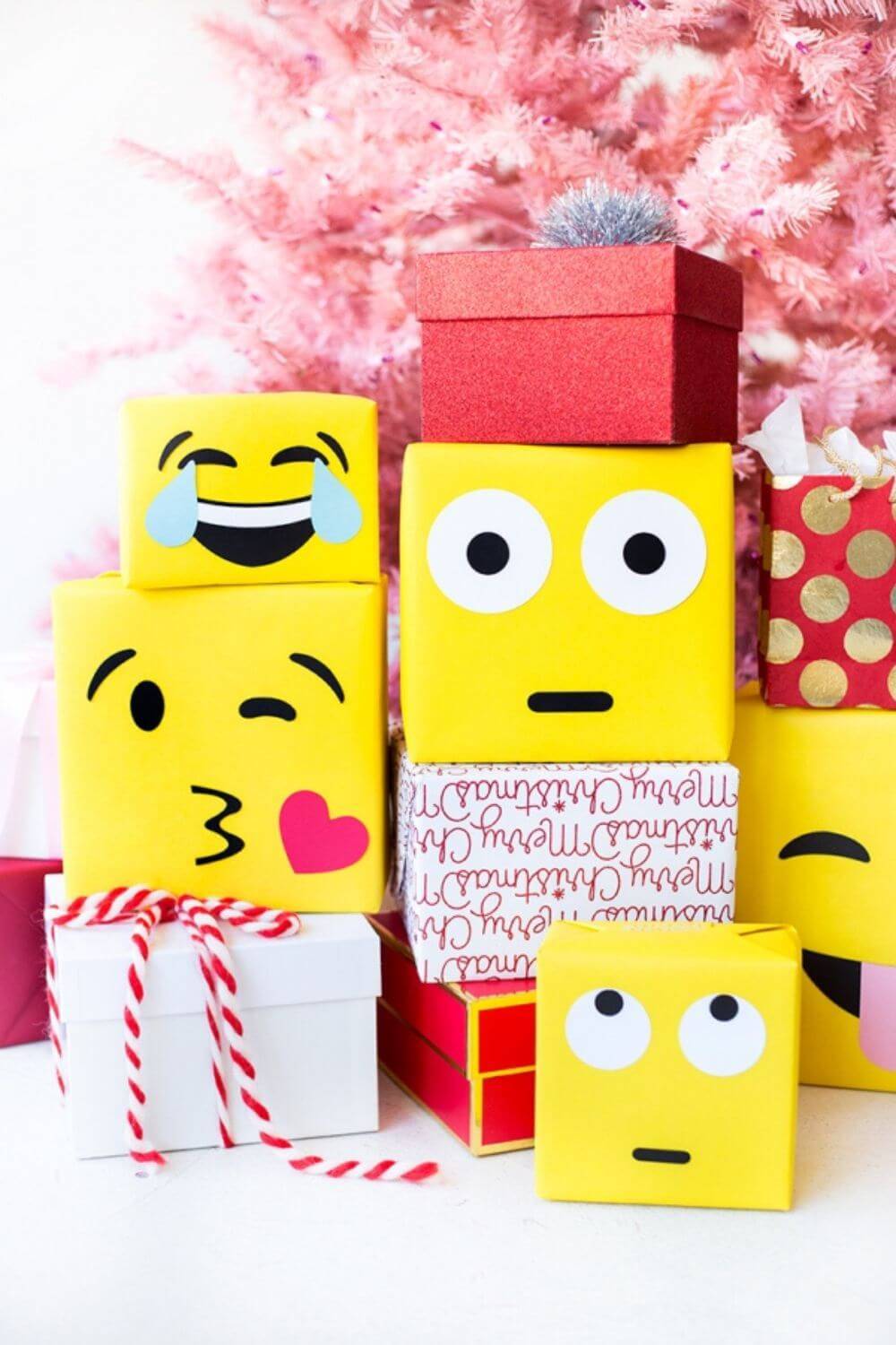 envolver regalos en Navidad emojis