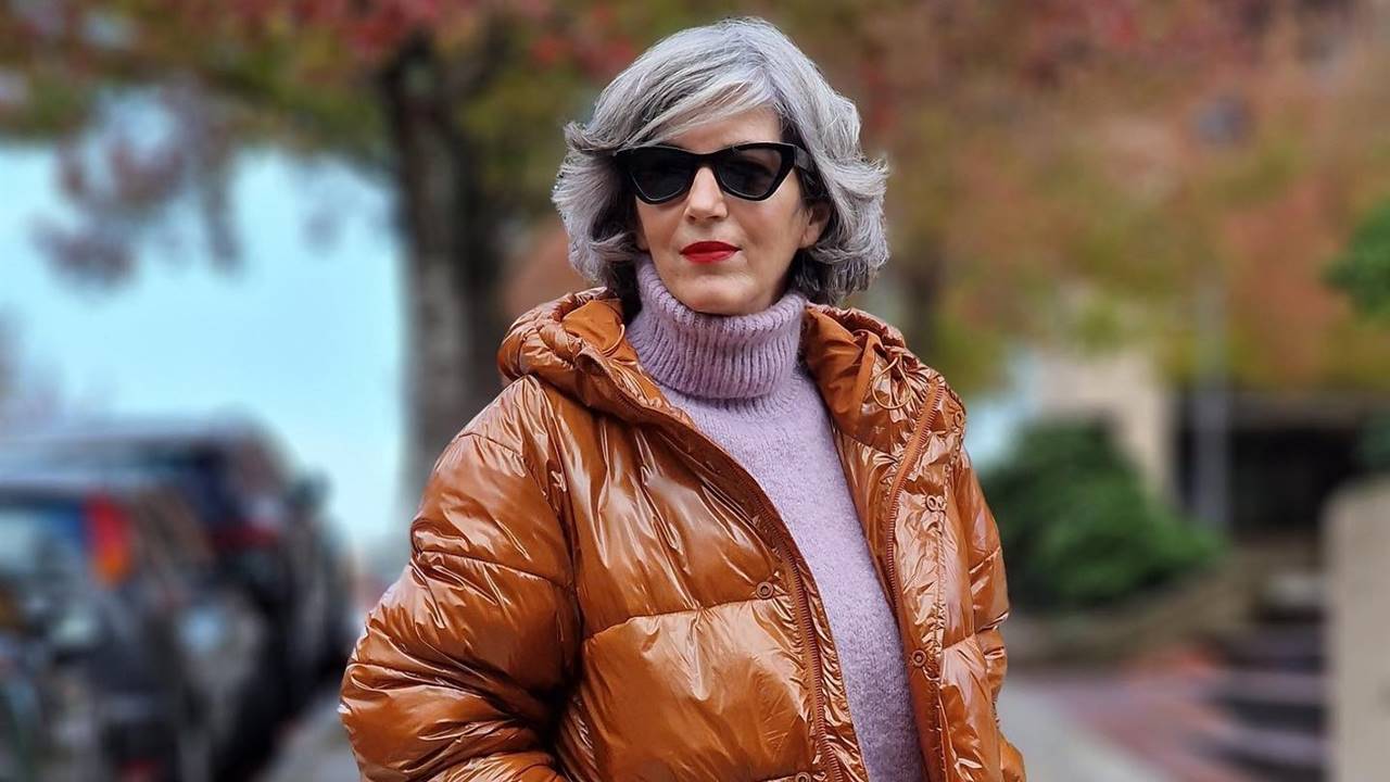 Carmen Gimeno se une al 'genderless' con el plumífero de Zara man que mejor queda con falda midi