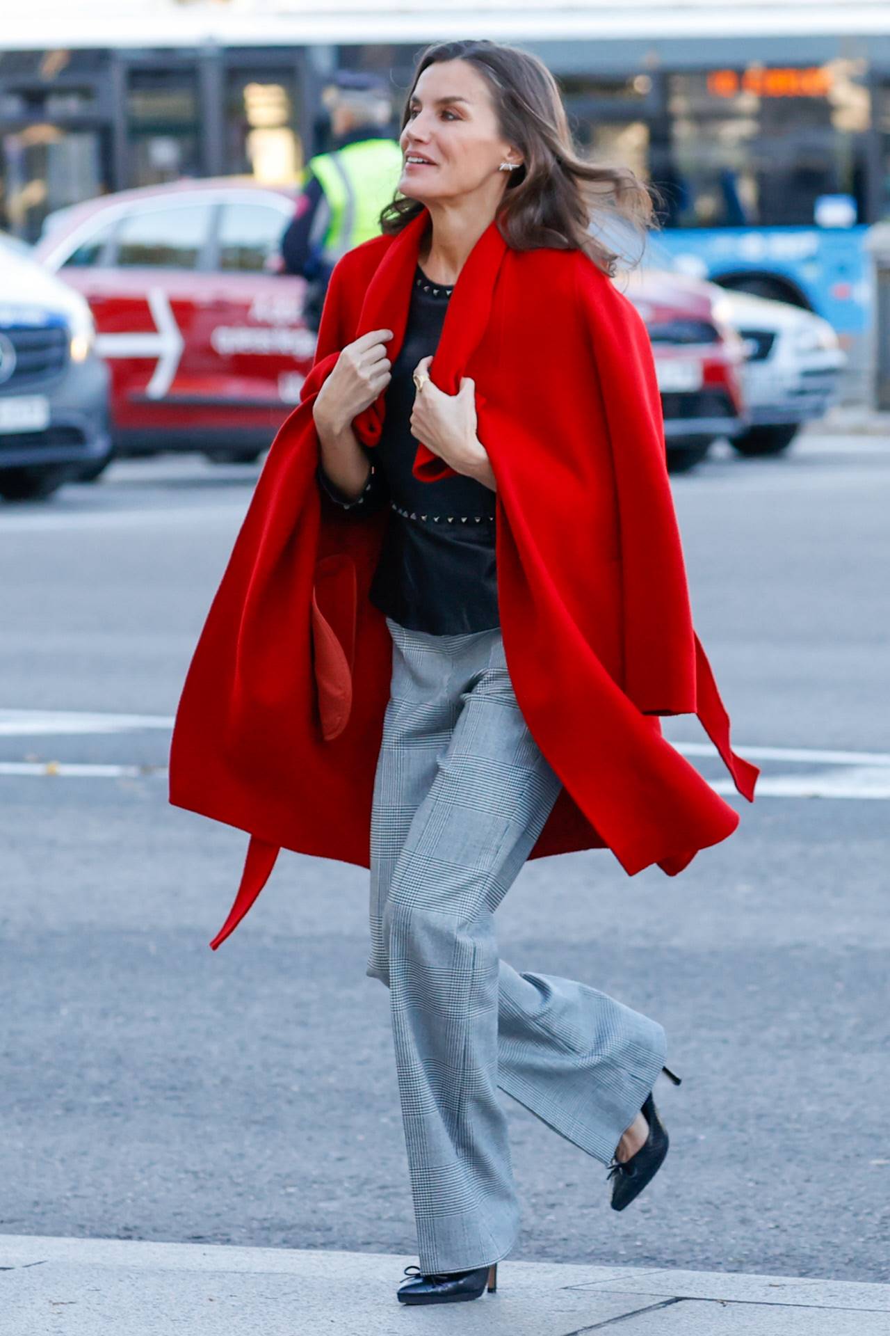 La reina Letizia con abrigo rojo