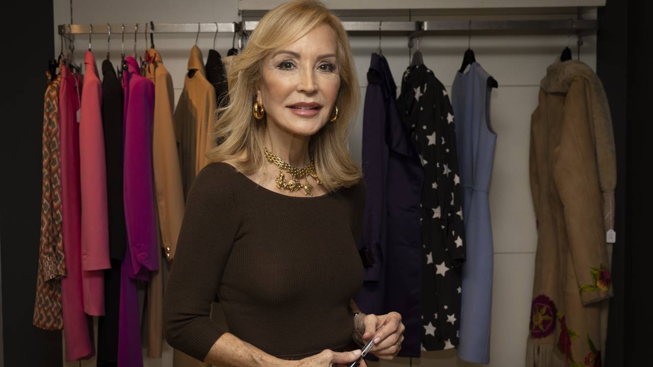 Los pitillo de vestir de Carmen Lomana son los que mejor quedan con botines camperos a los 60